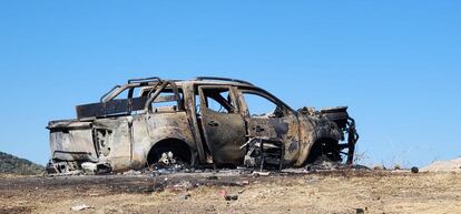 A vehicle burned during an attack in the municipality of Heliodoro Castillo, on January 5, 2023.