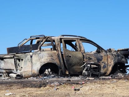 Vehículo calcinado durante el ataque de grupos armados en Buenavista de los Hurtado en el municipio de Heliodoro Castillo, Guerrero, el 5 de enero 2023.