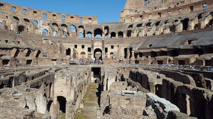 Una vista del interior del Coliseo después de la primera etapa de los trabajos de restauración. La rehabilitación del Coliseo se puede resumir en dos fases. La primera consistió en eliminar el depósito de suciedad que han ido dejando los siglos sobre la piedra. Y, una vez descubierto el verdadero color del travertino, se puso en marcha el segundo objetivo: identificar las lesiones del monumento.