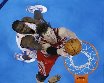 Asik, de los Rockets, anota ante Ibaka, de los Thunder.