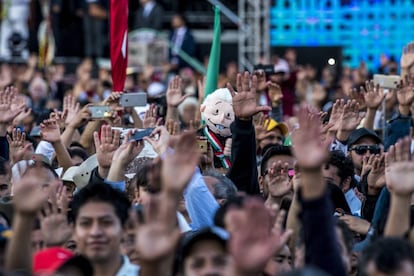 Simpatizantes del Andrés Manuel López Obrador presencian la ceremonia de purificación con los pueblos indígenas en el Zócalo capitalino.