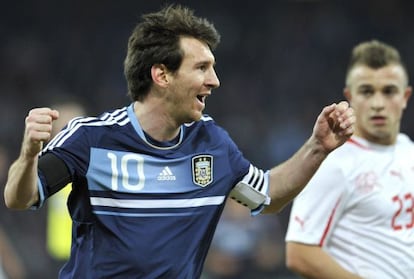 Lionel Messi (i) celebra uno de los goles anotados ante Suiza cerca a Xherdan Shaqiri (d) 