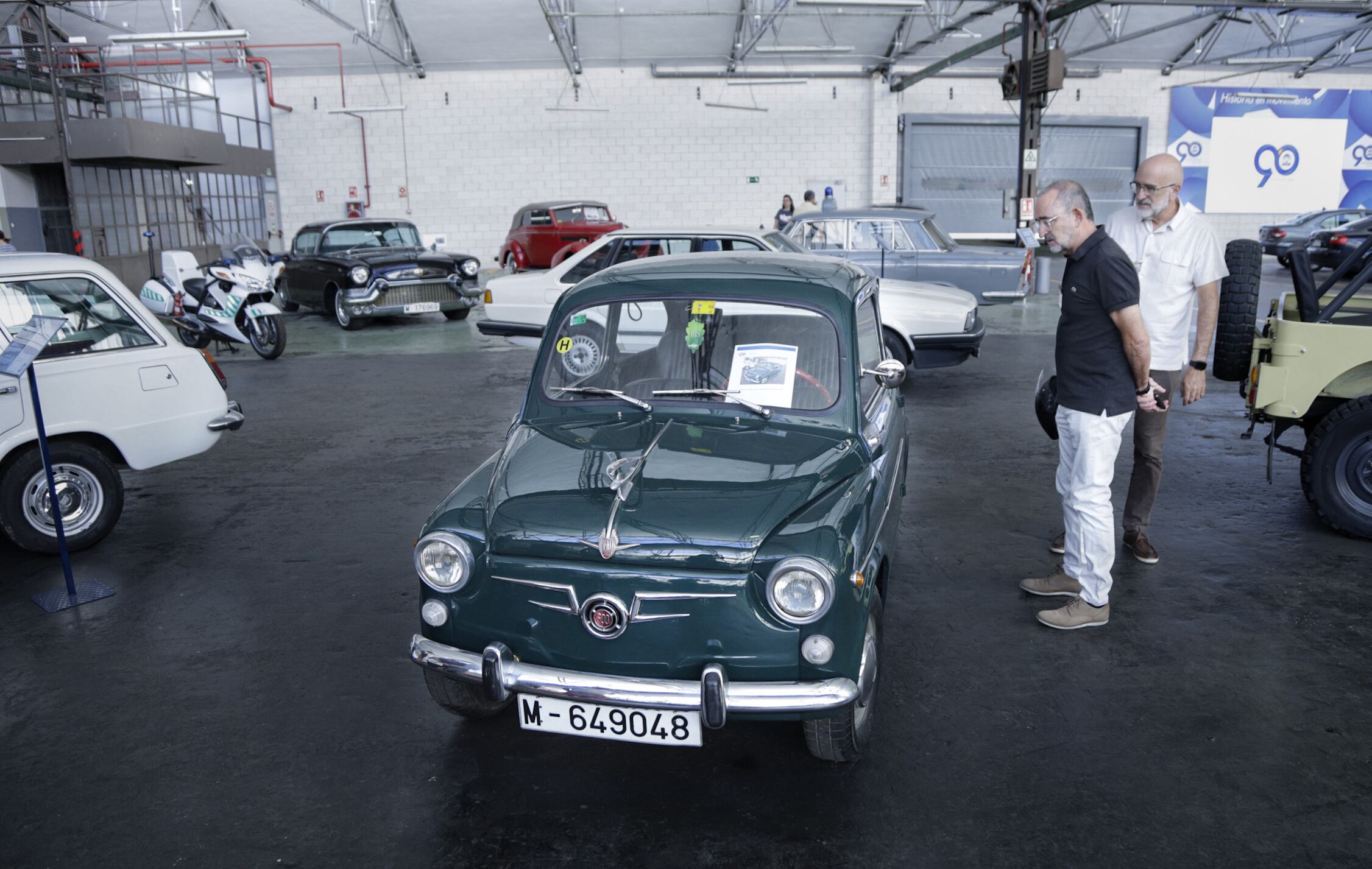 Dos hombres contemplaban el 4 de septiembre un Seat 600 en la exposición del Parque Móvil del Estado.