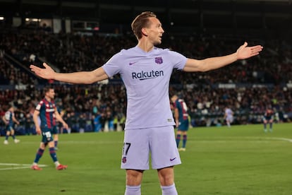 Luuk de Jong celebra el gol del triunfo del Barcelona ante el Levante.