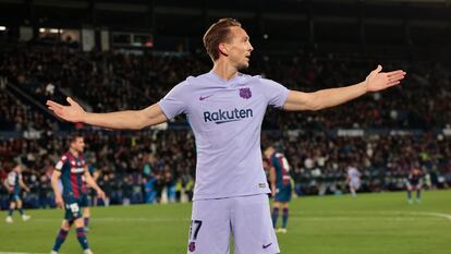 Luuk de Jong celebra el gol del triunfo del Barcelona ante el Levante.