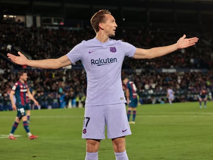 Luuk de Jong celebra el gol del triunfo del Barcelona ante el Levante.