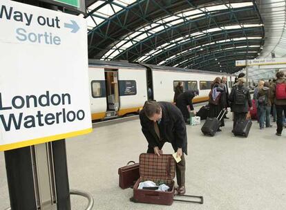 Un pasajero revisa su maleta en la estación Waterloo de Londres, al bajar de un tren Eurostar procedente de Bélgica.