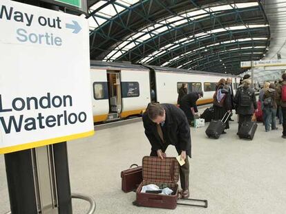 Un pasajero revisa su maleta en la estación Waterloo de Londres, al bajar de un tren Eurostar procedente de Bélgica.