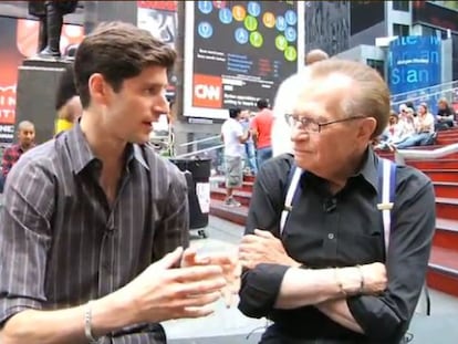 Larry King charla con un presentador sobre su nuevo programa, &#039;Larry King Now&#039;.