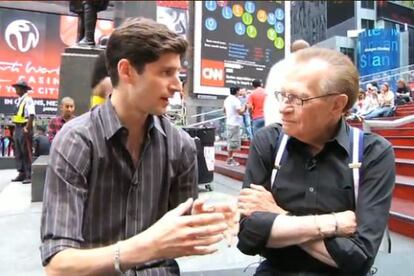 Larry King charla con un presentador sobre su nuevo programa, &#039;Larry King Now&#039;.