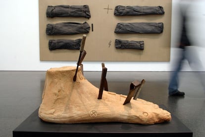 Una de las más de 100 obras de la retrospectiva que el Museo de Arte Contemporáneo de Barcelona dedicó a Tàpies en 2004.