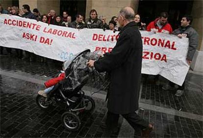 Cerca de un centenar de sindicalistas de ELA, CCOO, LAB, ESK y STEE-EILAS se concentraron ayer en San Sebastián ante la sede de la Diputación de Guipúzcoa para protestar por los últimos accidentes sufridos por operarios encargados del mantenimiento de las carreteras.