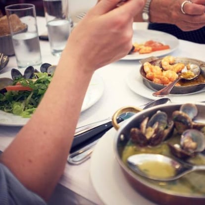 El economista Julen Bollaín explica por qué los hosteleros han cavado su propia tumba con dos claros ejemplos