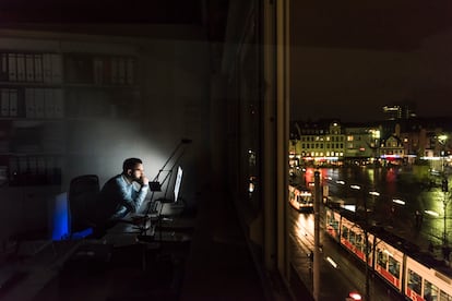 Un hombre trabajando hasta tarde en la oficina.