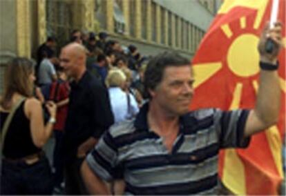 Manifestantes eslavos, frente al Parlamento macedonio