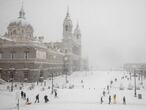 El Ayuntamiento de Madrid ha indicado este sábado que se ha encendido el alumbrado navideño de forma provisional para evitar que la nieve acumulada provoque desprendimientos. En la imagen, la explanada de la Catedral de la Almudena.