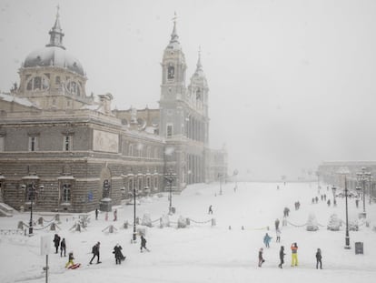 La explanada de la catedral de la Almudena de Madrid, este sábado.