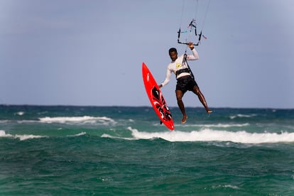 Un kitesurfista en una playa de la isla de Sal (Cabo Verde).