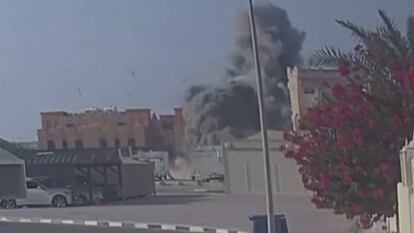 Una cámara de seguridad captura el momento en el que el bombardeo israelí impacta en un edificio en Doha