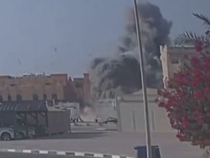 Una cámara de seguridad captura el momento en el que el bombardeo israelí impacta en un edificio en Doha
