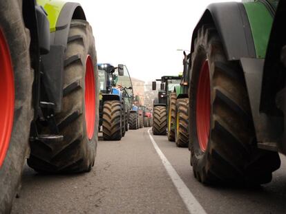 Dos filas de tractores recorren las calles de Toledo, durante la manifestación de agricultores y ganaderos de este martes.