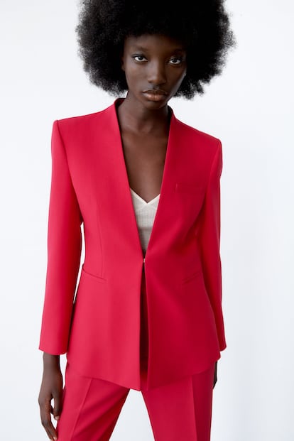 Si lo tuyo son más bien las líneas minimalistas y sencillas, te gustará esta blazer sin botones ni solapas de un potente color rojo de Zara.

39,95€