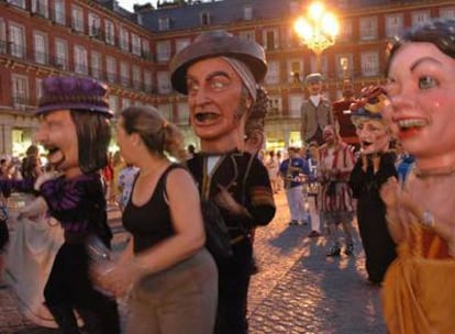 Desfile de gigantes y cabezudos celebrado en la plaza Mayor para abrir las fiestas de agosto de la capital.