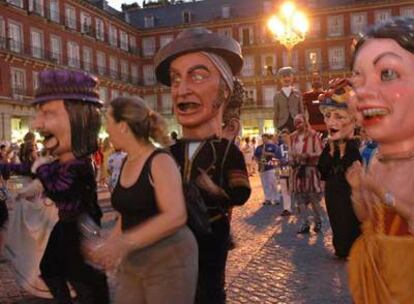 Desfile de gigantes y cabezudos celebrado en la plaza Mayor para abrir las fiestas de agosto de la capital.