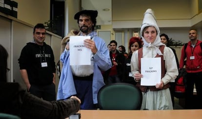 Personas contrarias al 'fracking' presentan en el Parlamento vasco una iniciativa legislativa popular contra el método de extracción del gas.