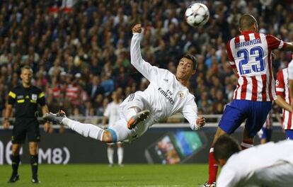 Cristiano remata ante Miranda en la final de Champions.