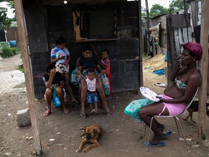 Una mujer y unos niños en la favela Jardim Gramacho, en Río de Janeiro (Brasil), el 8 de octubre de 2022.