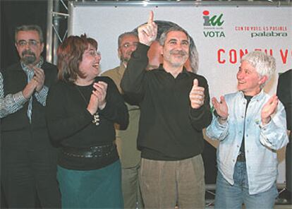 Llamazares, junto a Monserrat Muñoz (izquierda) y Boti García Rodrigo, anoche, en el inicio de campaña.