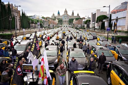 Concentración de taxis en la avenida Maria Cristina de Barcelona, este martes, antes de iniciar una marcha lenta.