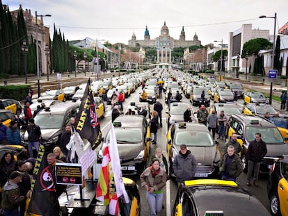 Concentración de taxis en la avenida Maria Cristina de Barcelona, este martes, antes de iniciar una marcha lenta.