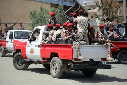 Policías militares yemeníes patrullan las calles de la ciudad de Taez, el 13 de marzo de 2018. Lafalta de visibilidad internacional de esta guerra dificulta la recaudación de fondos para aliviar a los 20 millones de personas que necesitan asistencia y los alrededor de tres millones de desplazados.