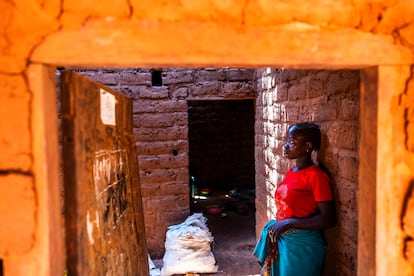 En la casa viven siete personas: Joanita, su madre y el bebé, y los cuatro hermanos de Joanita, de 5 a 14 años. La despensa consiste en dos sacos de mandioca seca.