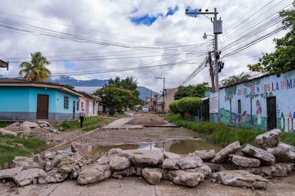 Una calle en estado de abandono en Comayagua, como aquellas en las que creció Edras.