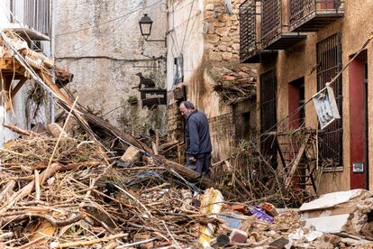 Un vecino observa los restos con los que arrambló el agua en el centro del pueblo albaceteño.