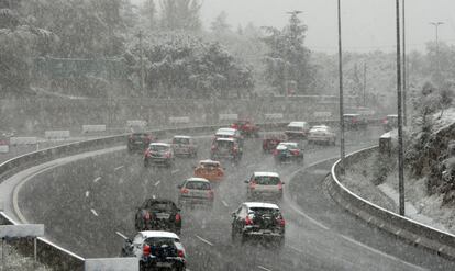 Tráfico fluido en la A-6 en Madrid. La Agencia Estatal de Meteorología (Aemet) mantiene el aviso por riesgo de nevadas de hasta cinco centímetros en la sierra madrileña hasta las 17.00 horas de mañana, aunque a partir de esta medianoche la alerta pasará del nivel naranja -de riesgo importante- al amarillo, el de riesgo más bajo.