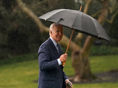 Joe Biden, llegando este jueves a la Casa Blanca bajo la lluvia tras un chequeo médico rutinario.