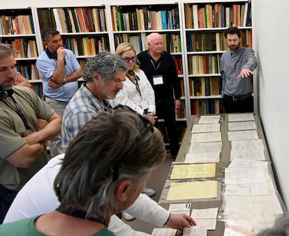 Visitantes observando letras y manuscritos que se encuentran en el archivo del Bob Dylan Center, en Tulsa, Oklahoma. 