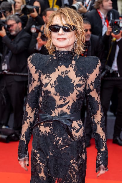 A su llegada a la alfombra roja, la actriz posó con gafas de sol, como una auténtica reina contemporánea, haciendo gala de su gran personalidad a la hora de elegir sus estilismos. Las gafas son también de Balenciaga.