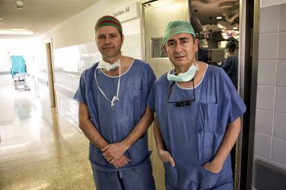 EN EL QUIRÓFANO. El perfusionista Diego Solís, a la izquierda (manejaba la máquina que mantuvo vivo el corazón de José Manuel) y el cirujano José Miguel Borrego, en el hospital Virgen del Rocío de Sevilla.