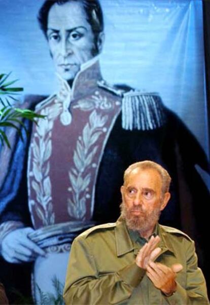 Castro, ante un retrato de Bolívar, aplaude a Chávez en La Habana.