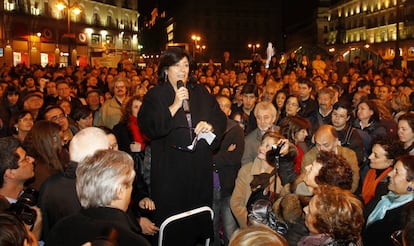 La escritora Almudena Grandes, durante su intervención en la Noche de los Teatros, en la Puerta del Sol de Madrid, en marzo de 2011.