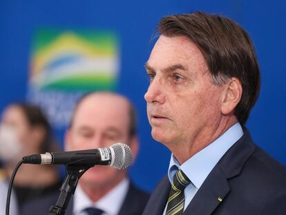 Presidente Jair Bolsonaro durante declaração à imprensa nesta segunda-feira.