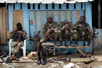 Soldados leales al presidente electo Alassane Ouattara, en un cuartel de las fuerzas republicanas en el barrio de Youpougon, Abiyán.