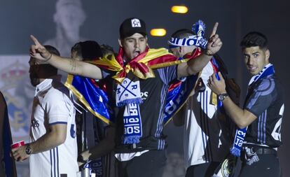 Álvaro Morata y sus compañeros del Real Madrid durante la celebración del título de Liga en Cibeles.