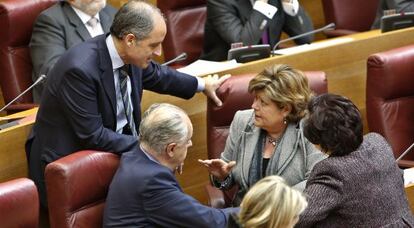 El expresidente Francisco Camps, este mi&eacute;rcoles, conversa durante el pleno de las Cortes con Rafael Blasco y Milagrosa Mart&iacute;nez, ambos imputados. 