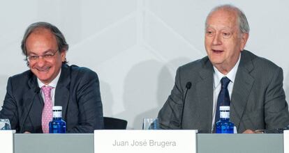 Pere Viñolas (izquierda), consejero delegado de Colonial, y Juan José Brugera, presidente, en la junta de accionistas de 2019 de la inmobiliaria.